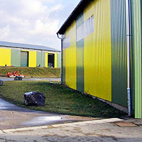 Lagerhallen-Wandverkleidung mit farbigem Profilblech in Dittersdorf